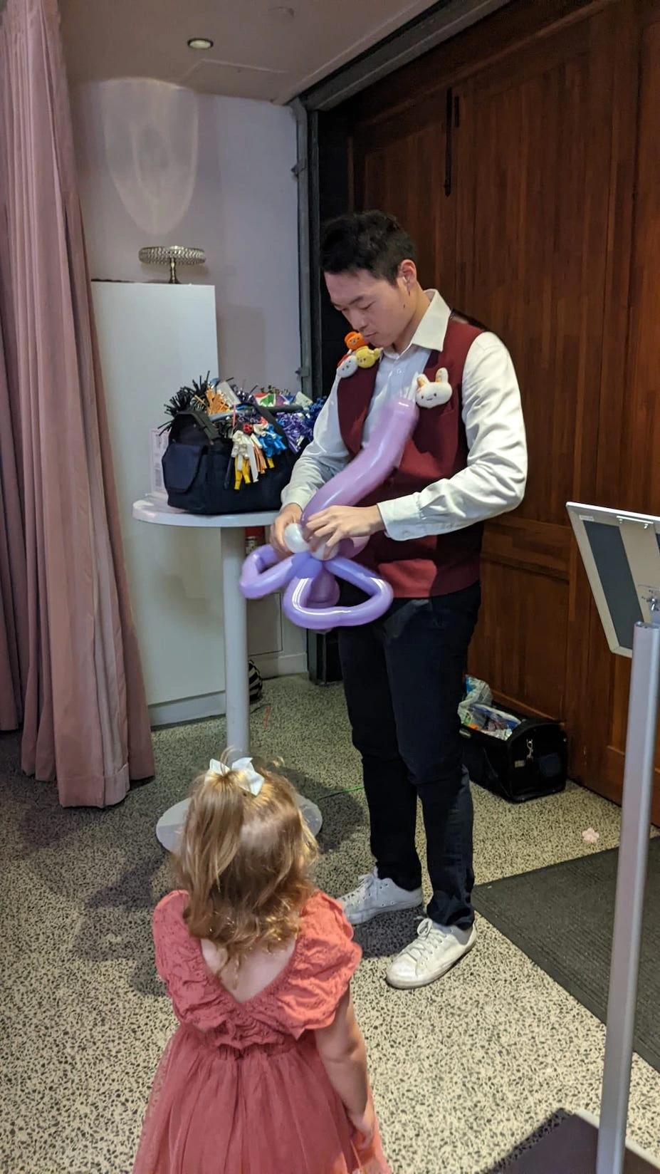 kids watching joe make balloons