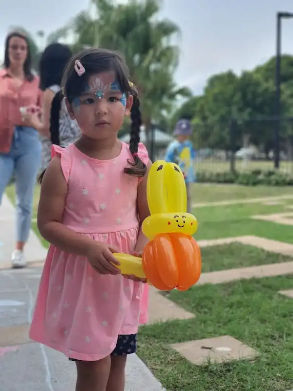 balloon twisting animal Pikachu